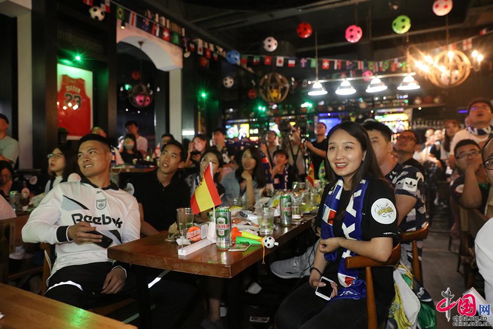 南京市民热情观赛 苏超联赛氛围火爆升级！(图1)