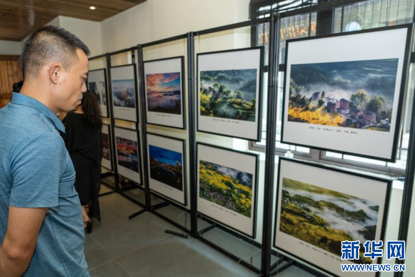 安顺市老年摄影学会赴兴义开展摄影采风活动(图1)